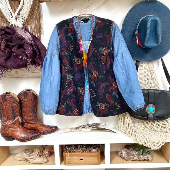 ✨ MADE in CANADA upcycled vintage quilted boho vest w paisley southwestern vibe - Picture 1 of 14